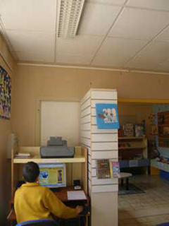 un jeune &agrave; l'ordinateur